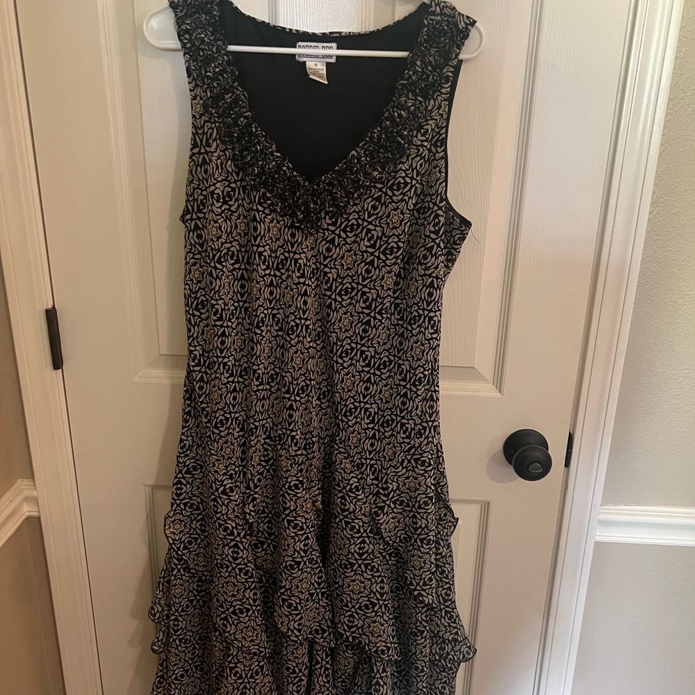 Robbie Bee Black and White V-Neck Midi Dress